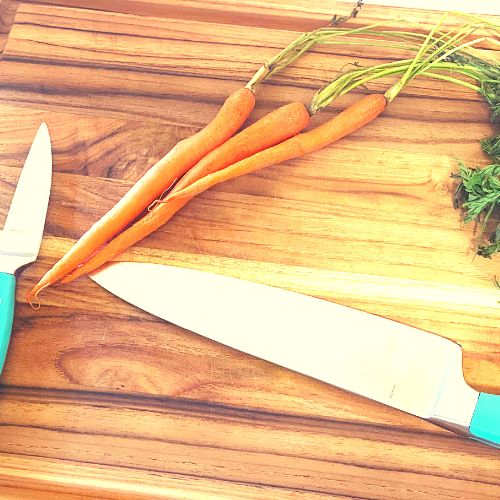 cutting board with carrot and nife